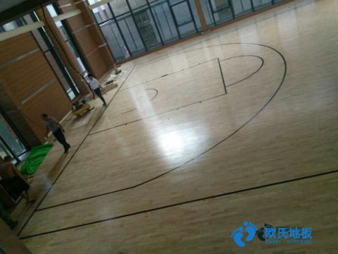 體育木地板夏季環(huán)境中具體怎么養(yǎng)護