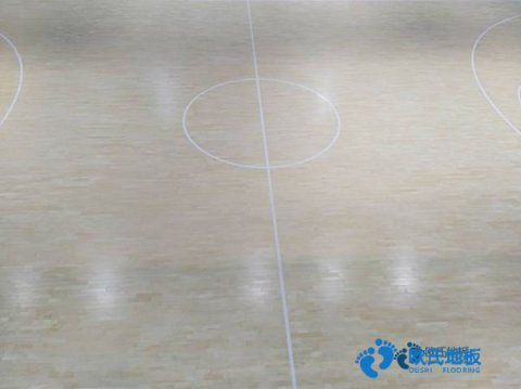 學?；@球場館地板能拖嗎