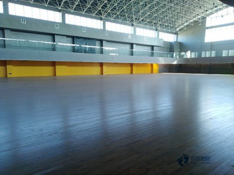 國標(biāo)運(yùn)動館地板施工隊(duì)